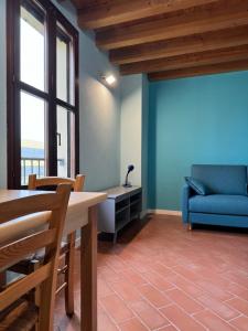 ein Wohnzimmer mit einem blauen Sofa und einem Tisch in der Unterkunft Mary's House 
