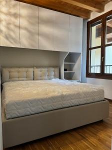 Schlafzimmer mit einem großen Bett und weißen Schränken in der Unterkunft Mary's House 