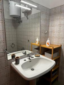 uma casa de banho com um lavatório e uma banheira em Host Roccaraso em Roccaraso