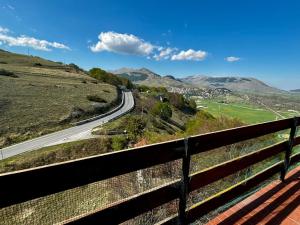 una vista de una carretera en una colina con una valla en Host Roccaraso en Roccaraso