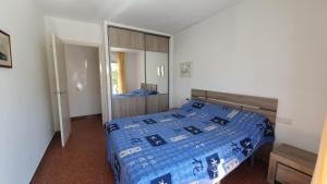 a bedroom with a bed with a blue comforter at Rocamaura IV-2-9 Inmoestartit in L'Estartit +16 photos