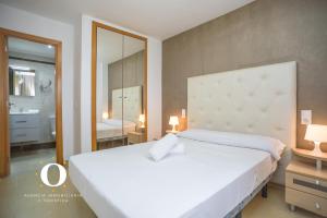 En eller flere senge i et værelse på Holiday World Magic El Cano + 48 billeder