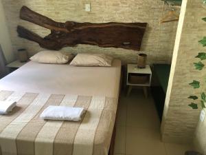 een slaapkamer met een bed met twee handdoeken erop bij Casita Cumbuco in Cumbuco