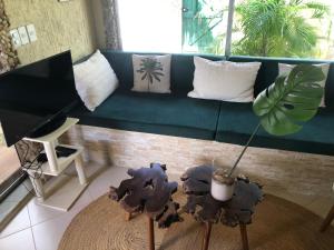 a living room with a couch and a table at Casita Cumbuco in Cumbuco