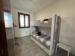 una camera da letto con due letti a castello e una finestra di Gris I Blanca apartment ad Alghero
