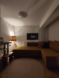 un soggiorno con divano e TV di Herme's Hut a Pavliani
