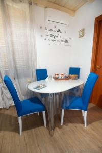 チェターラにあるStella Maris Houseの青い椅子と白いテーブル
