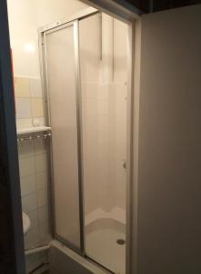La salle de bains est pourvue d'une douche avec une porte en verre. dans l'établissement Private room near Metro 5 Bobigny, à Bobigny