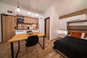1 dormitorio con escritorio, 1 cama y cocina en The Good Place en Sutivan