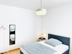 1 dormitorio con cama y espejo en VIKTORIA RESIDENCE en Saarbrücken