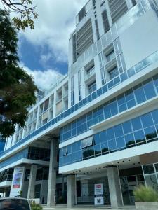 グアテマラシティにあるApartamento Mónacoの青いガラス窓のある大きなオフィスビル