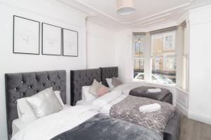 ein Schlafzimmer mit einem großen Bett und einem Fenster in der Unterkunft Central 4bed house, free parking in Liverpool