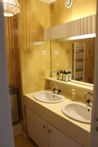 a bathroom with two sinks and a mirror at Studio cosy avec terrasse au cœur du village in Xonrupt-Longemer