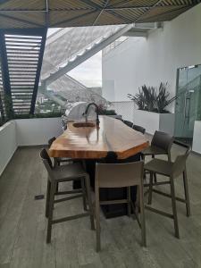 危地馬拉的住宿－Apartamento Mónaco，一张木桌和椅子