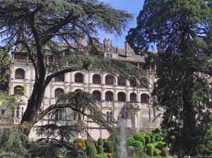Un gran edificio con una fuente delante. en Appartement Quai Abbé Grégoire, en Blois
