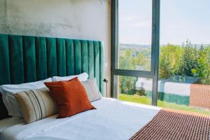 une chambre avec un lit avec une grande fenêtre dans l'établissement Just Like Home - Quinta de Todos os Dias, à Paredes de Coura 35 autres photos