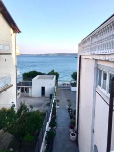 un balcone con vista sull'oceano. di Villa Diana a Kaštela (Castelli)