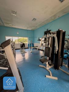 un gimnasio con varias máquinas de correr en una habitación en Apartamento 2/4 completo e aconchegante em Salvador, en Salvador