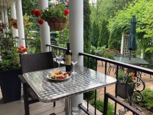 Una mesa con un plato de fruta y una botella de vino. en Via Veneto - Old Town, en Niagara on the Lake