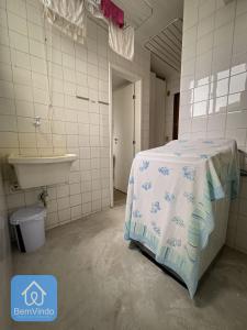 Habitación hospitalaria con cama y lavabo en Apartamento 2/4 completo e aconchegante em Salvador, en Salvador