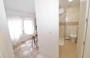 La salle de bains est pourvue d'une douche et de toilettes. dans l'établissement El apartamento de San Cisneros by Just-Room, à Santander