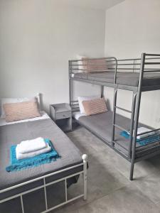 um quarto com 2 beliches e toalhas em LaVa Villa em Agia Napa