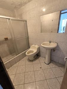 uma casa de banho com um WC, um chuveiro e um lavatório. em Sumaq Wasi Caminos Del Inca em Lima