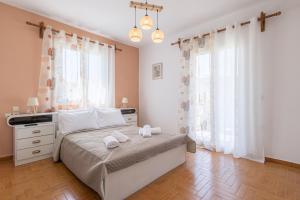 ein Schlafzimmer mit einem Bett mit zwei Handtüchern darauf in der Unterkunft Regina's House in Skopelos