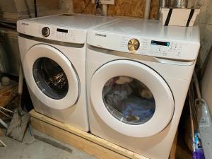 リビングストンにあるThe Shepherd’s Nookの白い洗濯機&乾燥機が備わります。