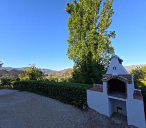 Hay un horno al aire libre al lado de la carretera. en Alojamiento vacacional Loma Alta, en Cambil