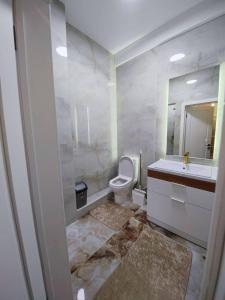 Ванная комната в Park Avenue One-Room