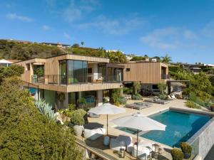 uma vista aérea de uma casa com piscina em Golden Vista Estate em San Diego