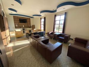 a living room with couches and a blue painted ceiling at Hotel Barão de Limeira in Limeira