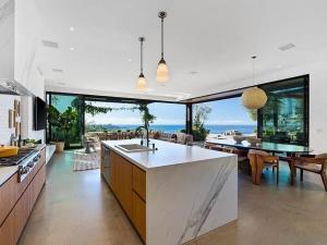 uma cozinha e sala de jantar com vista para o oceano em Golden Vista Estate em San Diego