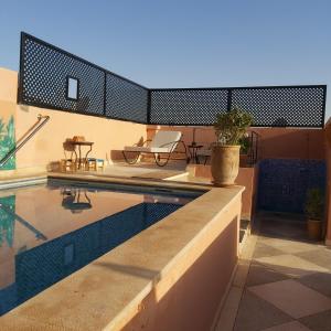 una casa con piscina e patio di RIAD ANYSSA a Marrakech