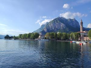 un bacino d'acqua con una chiesa e una montagna di CASA LISANDER a Lecco