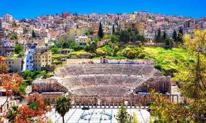 un anfiteatro con una città sullo sfondo di LH HOUSE ad Amman