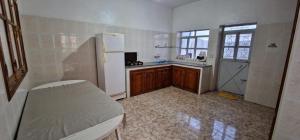 Η κουζίνα ή μικρή κουζίνα στο CASANASSIM +10 φωτογραφίες