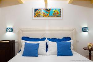 チェターラにあるStella Maris Houseのベッドルーム1室(青と白の枕が備わるベッド1台付)