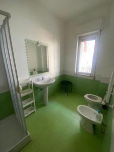 bagno con lavandino, servizi igienici e specchio di Anto's apartment a San Giorgio Ionico