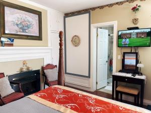 um quarto com uma cama e uma televisão na parede em 2# Suite em Niagara-on-the-Lake