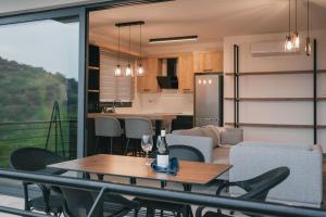 Η κουζίνα ή μικρή κουζίνα στο Dreamview Suite Ftericha
