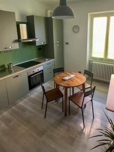 cocina con mesa y sillas en una habitación en LIBARNA, en Serravalle Scrivia