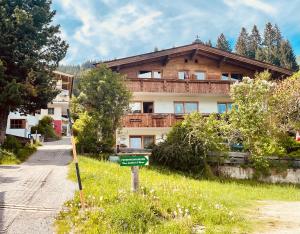 un edificio con una señal de calle delante en Zirmweg Appartements, en Oberau