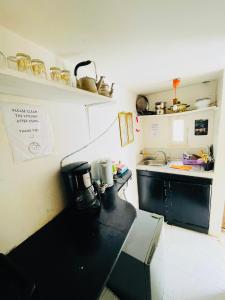 uma pequena cozinha com um balcão e um lavatório em ocean view studio em Taghazout