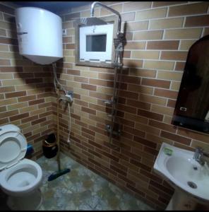 La salle de bains est pourvue de toilettes, d'un lavabo et d'une fenêtre. dans l'établissement Fairytale Aframe House, à Quba
