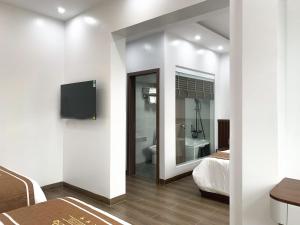 TV a/nebo společenská místnost v ubytování KING HOTEL