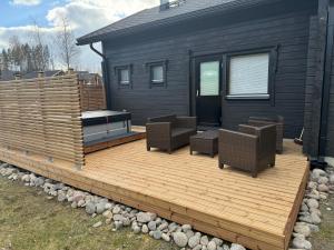 une terrasse avec deux chaises et un canapé dans une maison dans l'établissement Himos, Areenan alue, à Jämsä