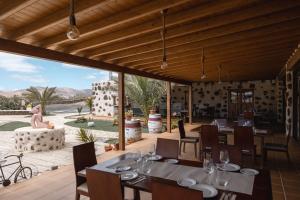 een eetkamer met een tafel en stoelen op een patio bij Hotel Rural El Cabo de "Casa Marcos" in Villaverde