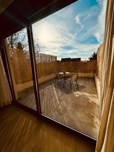 z widokiem na patio ze stołem i krzesłami w obiekcie Maison - Jardin - Terrasse - Netflix - JO 2024 PARIS w mieście Montesson